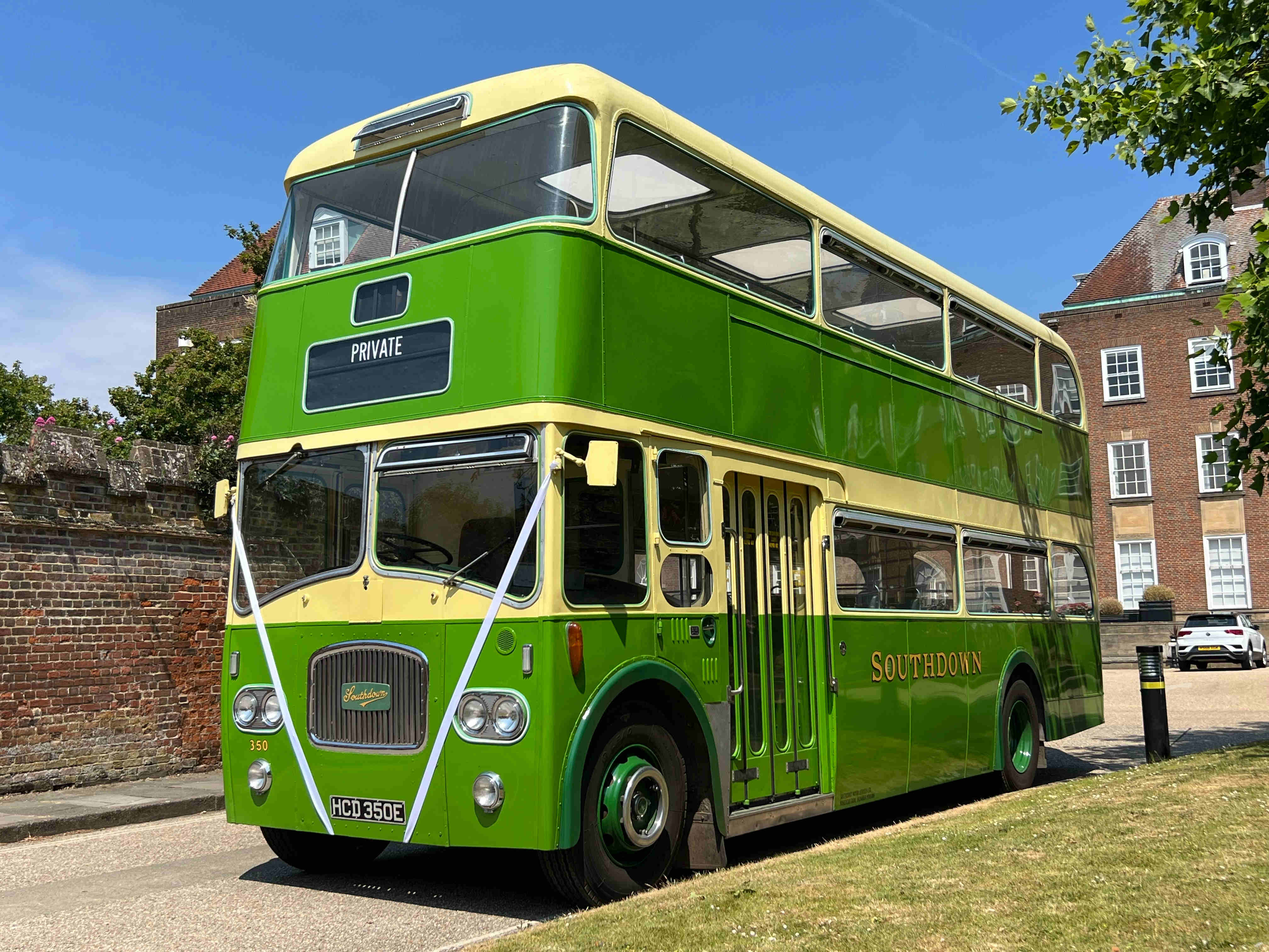 Closed-top bus